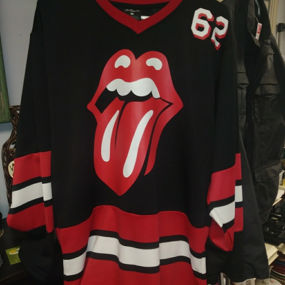 "MEDIUM ROLLING STONE HOCKEY JERSEY"